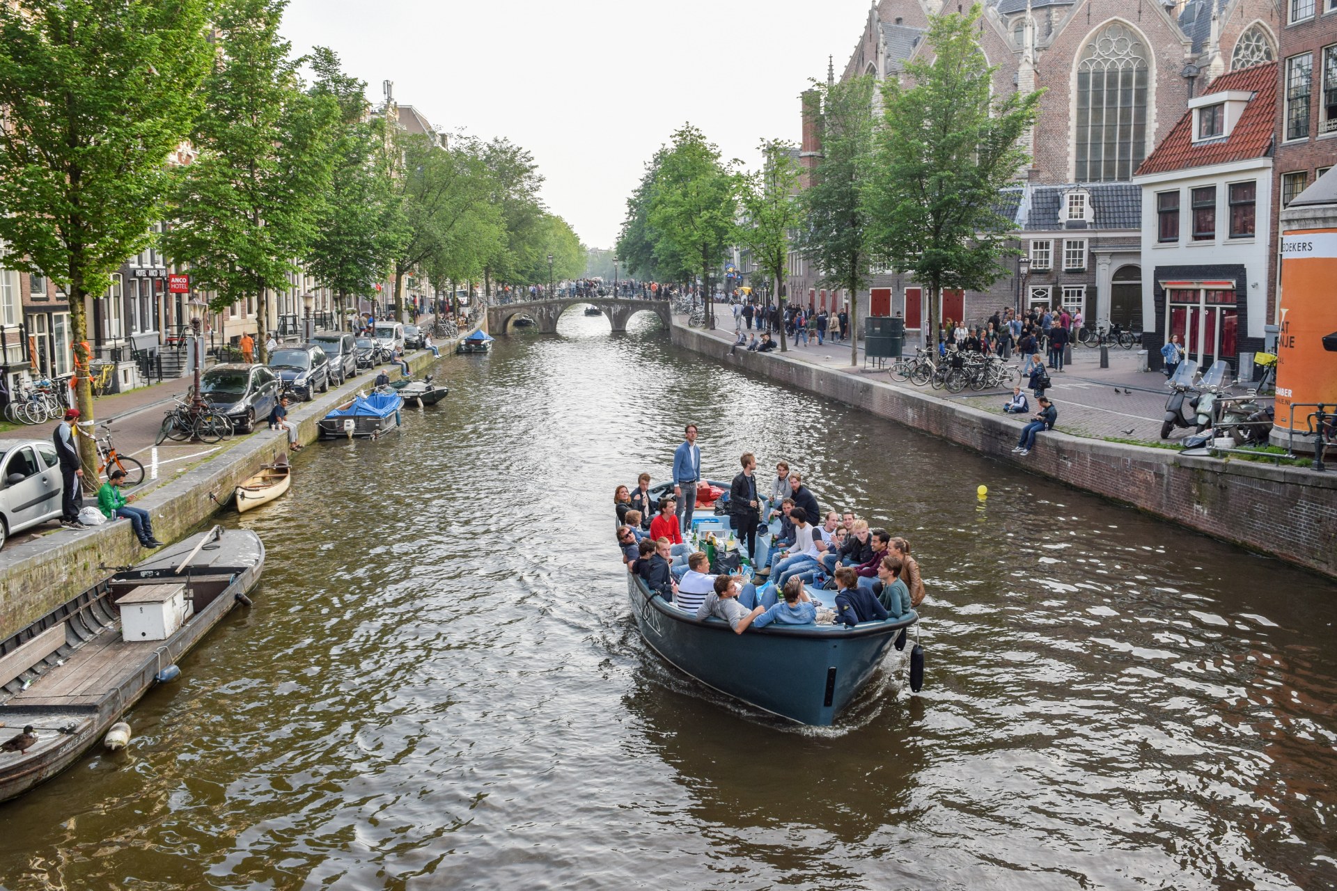 Junge Leute auf einem Boot auf einer Amsterdamer Gracht